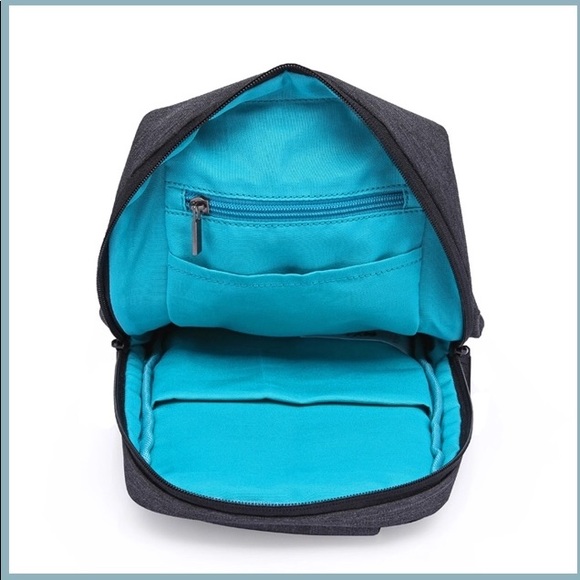 Black lightweight unisex crossbody sling bag - Picture 4 of 6